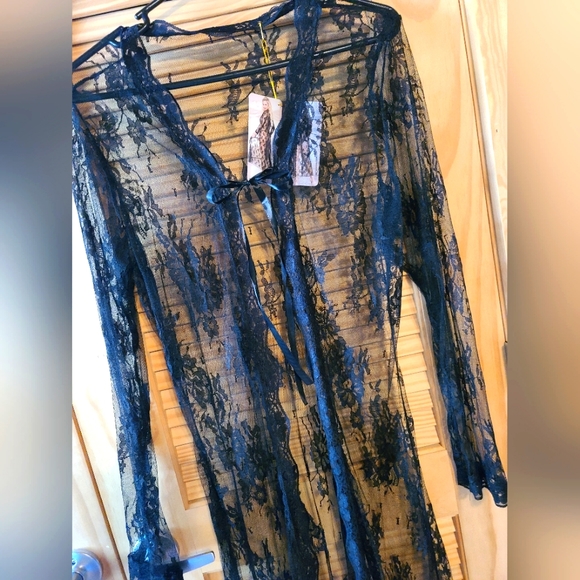 Black, lace negligee - Picture 3 of 3